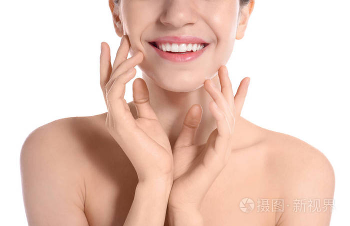 白色背景下完美光滑皮肤的年轻女性的特写镜头.美容美体中心