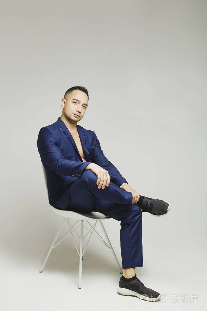 白天在摄影棚摆姿势的帅哥