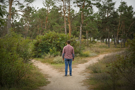 人站在十字路口图片