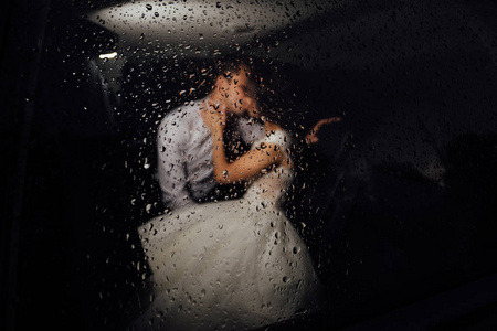 玻璃下雨图片-玻璃下雨素材-玻璃下雨插画-摄图新视界