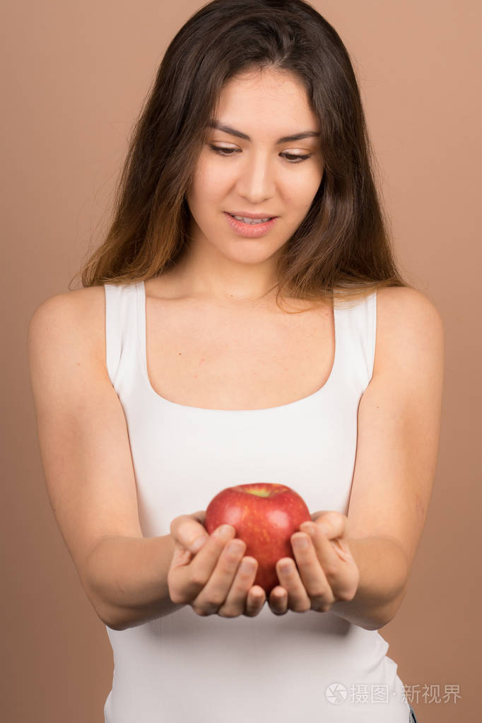 拿着苹果的女孩