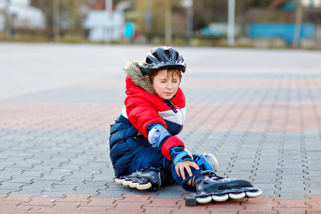 男孩摔倒图片-男孩摔倒素材-男孩摔倒插画-摄图新视界