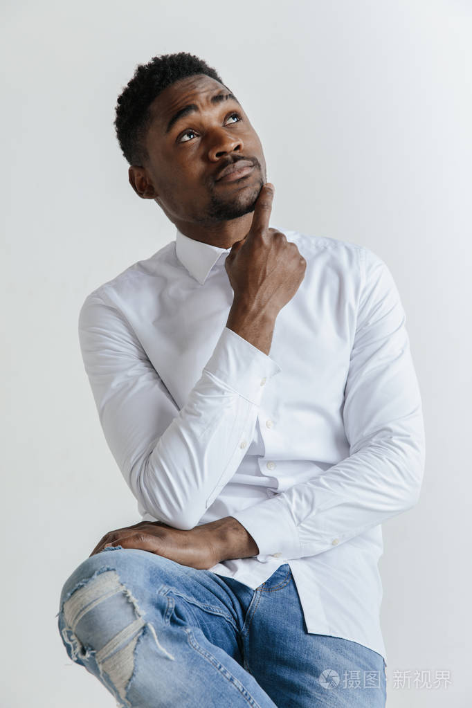 怀疑的,深思熟虑的非洲男人想起了什么.年轻感性的男人.