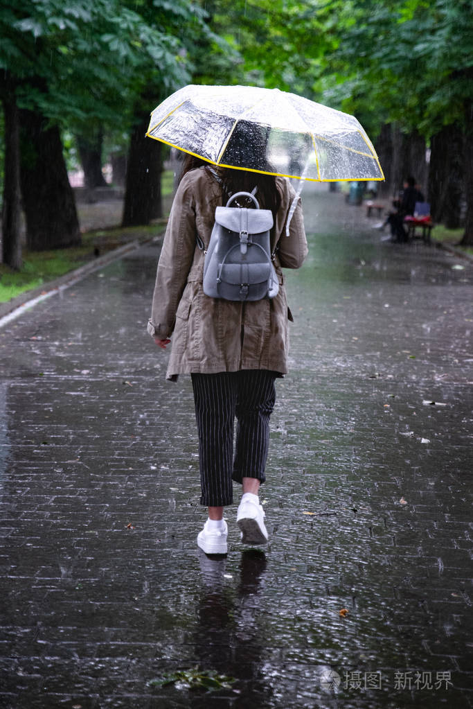 下雨天美女背影图片