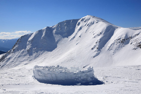 山峦背景下的雪墙图片