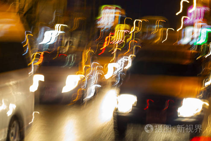 夜色中汽车的交通模糊不清灯光从汽车和闪光灯