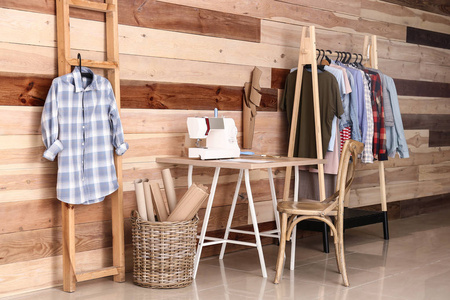 车间内部的时尚裁缝工作室照片