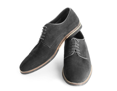 一双白色背景的时尚男鞋照片