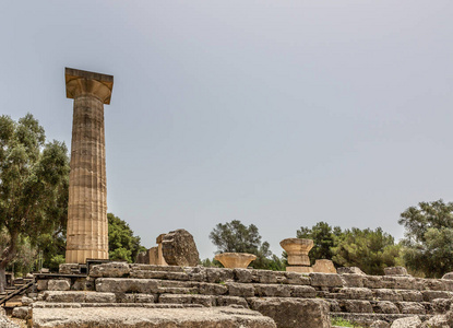 雅典卫城上希腊大柱子的废墟图片