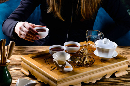 女人倒茶唯美图片图片