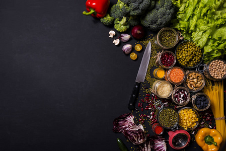 黑色背景的新鲜蔬菜和水果的趋势集.五颜六色的新鲜素食食品.平躺.