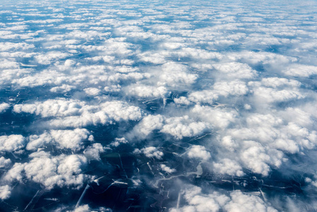 城市上空白云的俯视图图片
