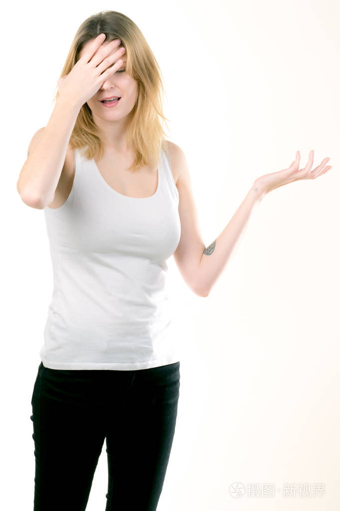 女孩情绪悲伤愤怒疯狂尖叫