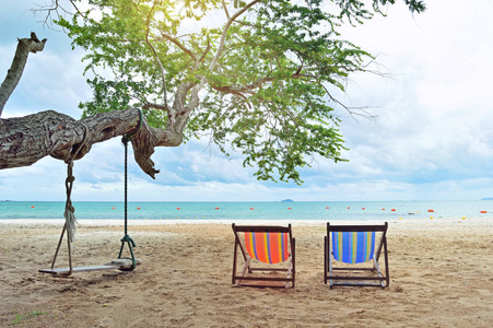 泰国海边沙滩上的几把椅子图片