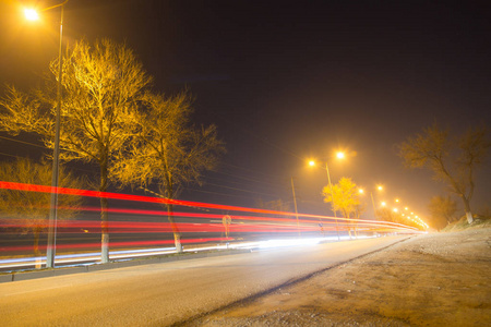 夜间有移动车辆的道路图片