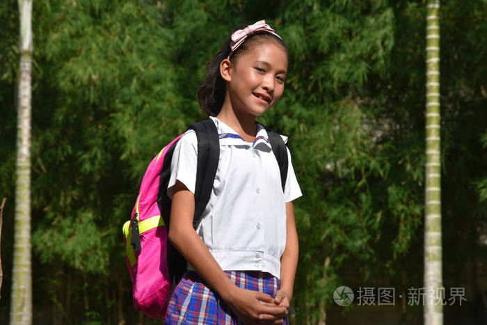 年轻的菲律宾女学生和穿着校服的幸福