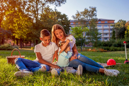 妈妈带着两个孩子微笑.母亲节 照片