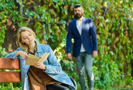 几个朋友在户外见面.享受伟大的故事.他们的第一次约会照片