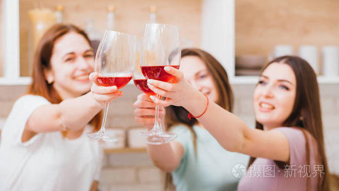 干杯派对女人喝红酒酗酒