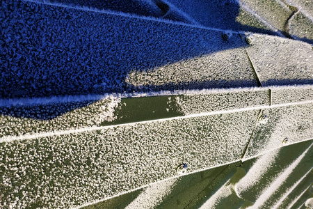 屋顶上的绿瓦霜冻的早晨图片