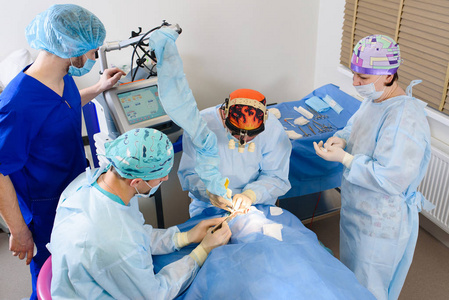 激光眼睑成形术,用于矫正眼睑的缺陷,畸形和缺陷的整形手术;以及美容