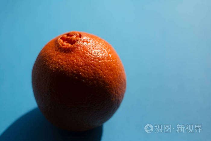 橙色水果在蓝色背景上有阴影