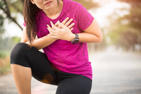 后心脏病发作或胸痛被隔离的小女生年轻英俊有进取心的男子拳击孤立