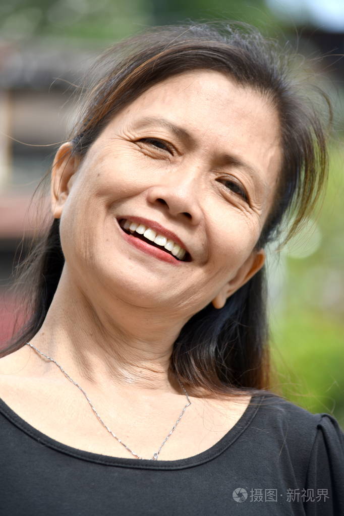 微笑的少数民族女大四