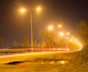 夜间有移动车辆的道路图片