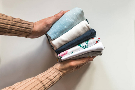 叠起来衣服家庭主妇把一堆衣服整齐地叠起来.照片