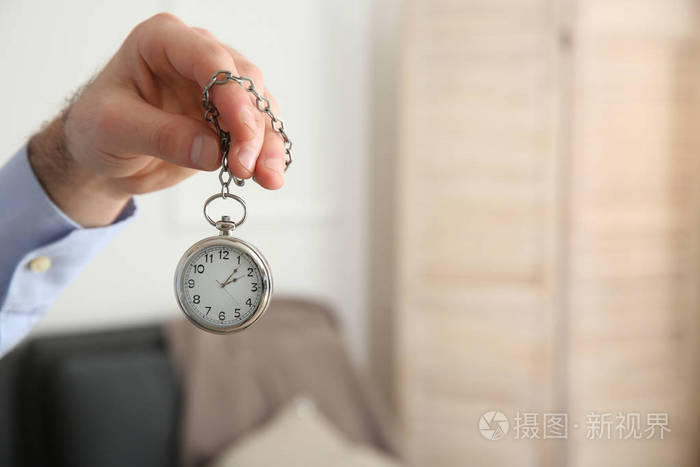 办公室里摆着钟摆的男催眠师