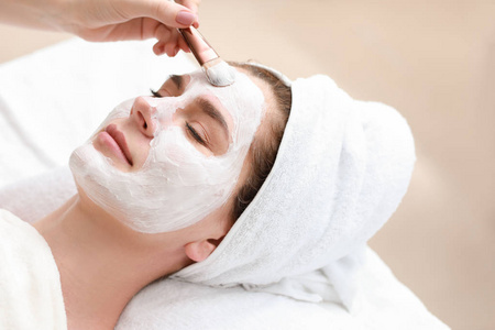 女性敷面膜图片-女性敷面膜素材-女性敷面膜插画-摄图新视界