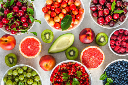 餐桌上的新鲜水果图片