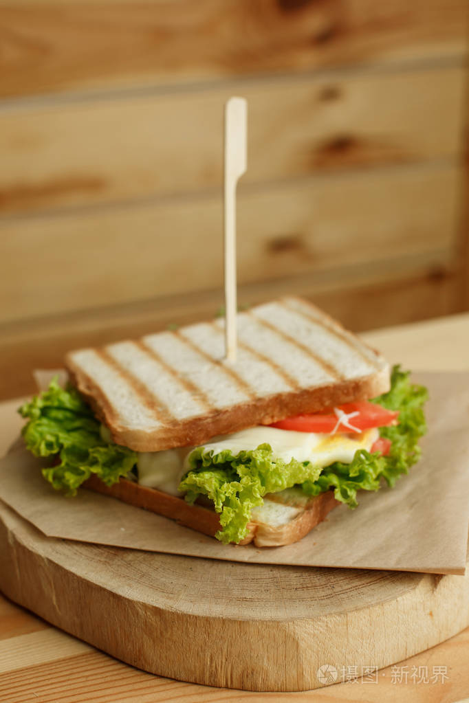 多汁的三明治培根新鲜蔬菜蔬菜沙拉和dar