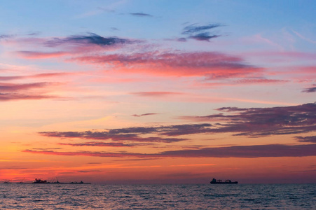 紫粉色的天空,夕阳下的紫色天空照片
