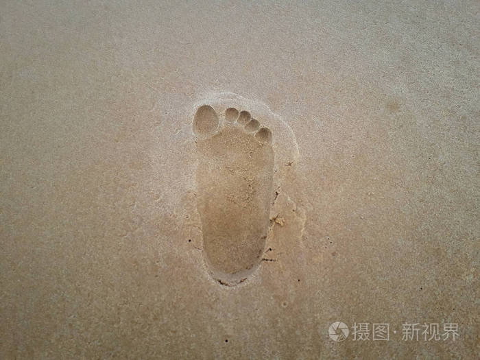 走在沙滩上的女人在沙滩上留下脚印巴西女性脚的特写细节