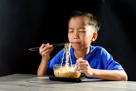 手仙小阿仙男孩吃方便面照片