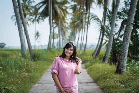热带岛屿的亚洲妇女夏日图片