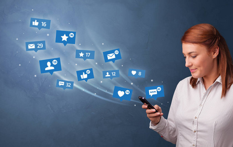 具有社交媒体概念的年轻人使用手机照片