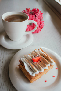 精致的甜点,白底新鲜浆果.法式香草覆盆子mille feuille照片