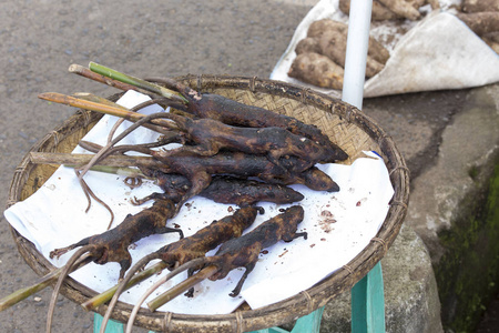 在汤宏市场烹制的老鼠图片