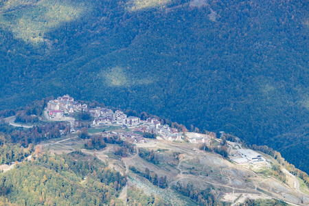 远处的野林山和房子图片