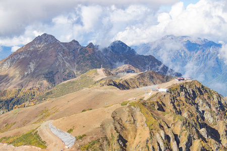 远处的野林山和房子图片