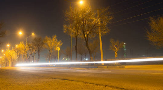 夜间有移动车辆的道路图片