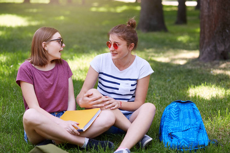 美丽的姐妹们玩户外图片