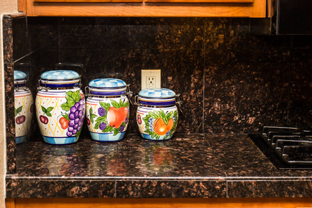 三个厨房装饰容器图片
