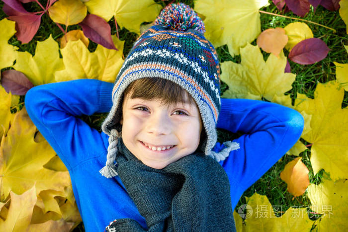 在温暖的日子里,快乐的孩子在秋天的公园里玩耍.