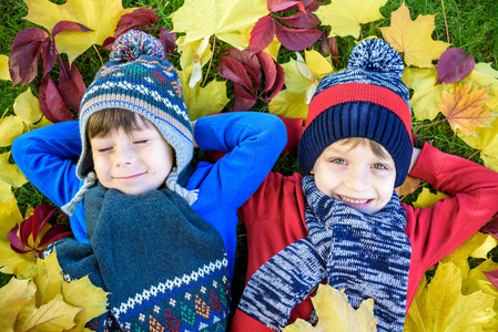 在温暖的日子里,快乐的兄弟姐妹们在秋天的公园里玩得开心.