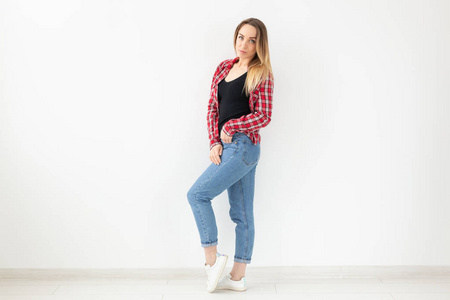 人物与时尚理念——白色背景下女性侧身的全身形象照片