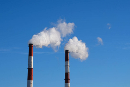大城市环境污染与大气环境问题.城市里的烟斗,在蓝天的背景下.照片